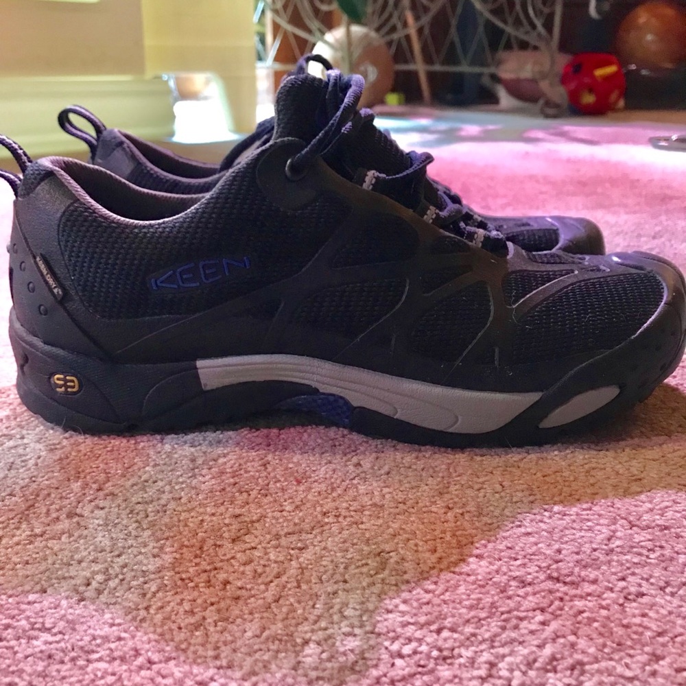 NWOT Men’s Keens
